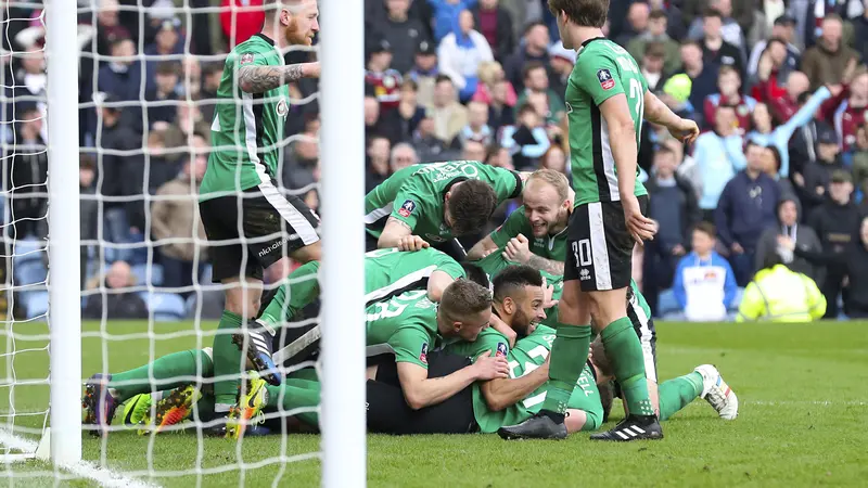 Pemain Lincoln City merayakan gol Sean Raggett ke gawang klub Liga Inggris Burnley pada laga babak kelima Piala FA, Sabtu (18/2/2017). 