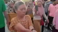 Tangkapan Layar Video Viral seorang emak-emak ditarik dengan seutas tali (Arfandi Ibrahim/Liputan6.com)