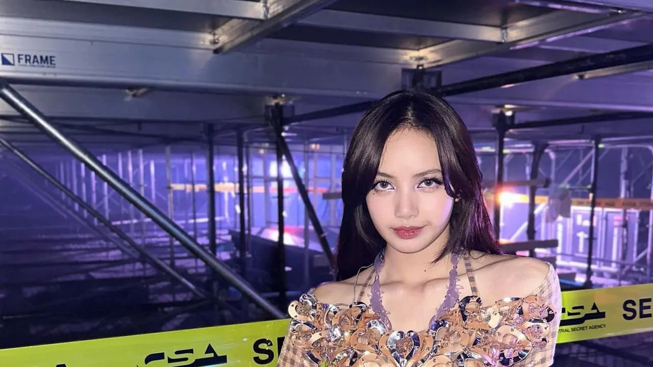 Potret busana Lisa Blackpink saat konser Born Pink Finale di Korea Selatan
