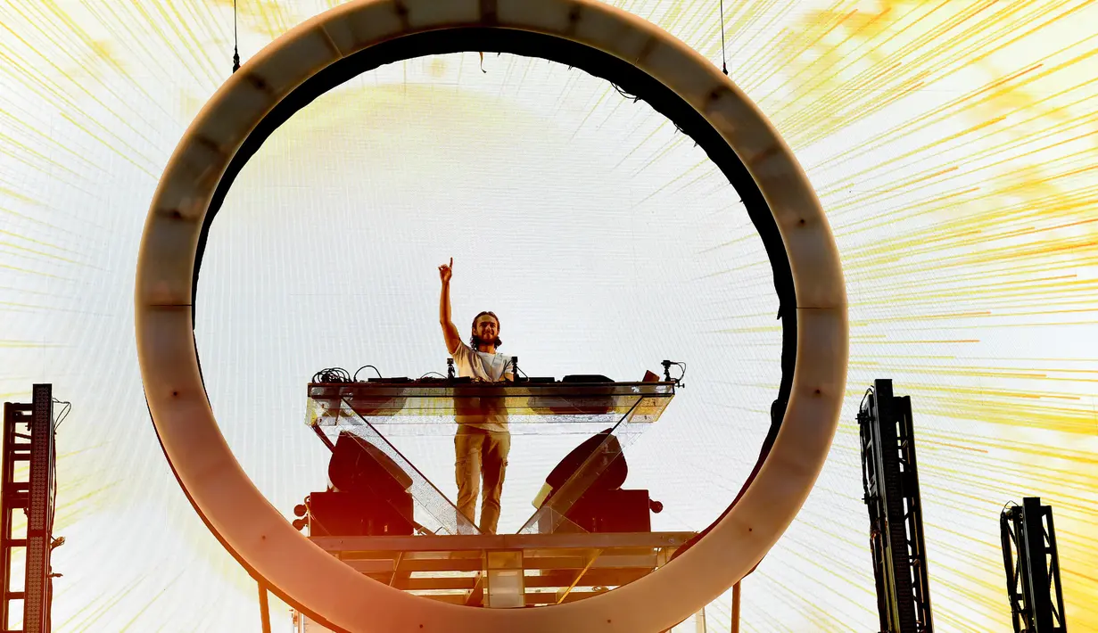 Penampilan Zedd saat tampil dalam Coachella Music & Art Festival di Indio, California, Amerika Serikat, 14 April 2019. (KEVIN WINTER/GETTY IMAGES NORTH AMERICA/AFP)