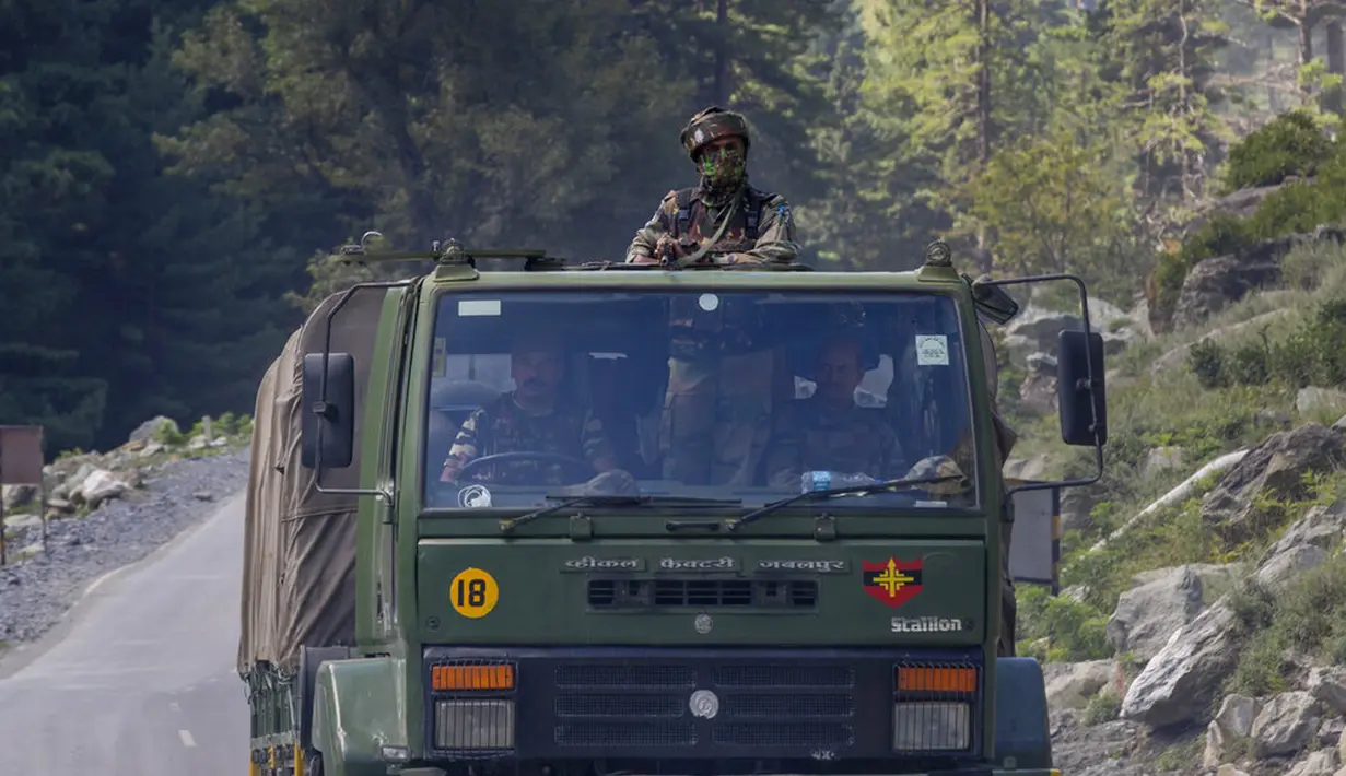 Konvoi tentara India bergerak di Jalan Raya Srinagar-Ladakh, Gagangeer, Srinagar, Kashmir, India, Rabu (9/9/2020). India dan China terlibat dalam kebuntuan yang menegangkan di wilayah gurun dingin Ladakh sejak Mei lalu. (AP Photo/Dar Yasin)