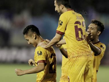 Gelandang Sriwijaya FC, Syahrian Abimanyu, melakukan selebrasi usai mencetak gol ke gawang Arema FC pada laga perempat final Piala Presiden di Stadion Manahan, Solo, Minggu, (4/2/2018). Sriwjaya FC menang 3-1 atas Arema FC. (Bola.com/M Iqbal Ichsan)