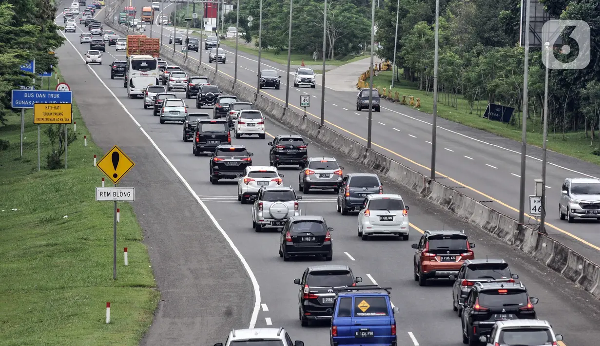 Arus kendaraan arah Jakarta saat melintas di Tol Jagorawi, Bogor, Jawa Barat, Minggu (2/1/2022). Sebanyak 137 ribu kendaraan masuk dari GT Cikampek Utama, GT Kalihurip Utama (arah Timur), GT Cikupa (arah Barat), dan GT Ciawi (arah Selatan). (merdeka.com/Iqbal S. Nugroho)