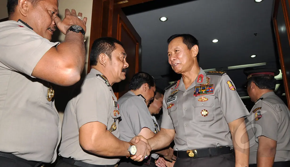 Para pejabat kepolisian bersalaman dengan Jenderal Pol. Sutarman usai mengikuti upacara Penyerahan Tugas Wewenang dan Tanggung Jawab Kapolri Kepada Wakapolri, Jakarta, Rabu (21/1/2015). (Liputan6.com/Miftahul Hayat)