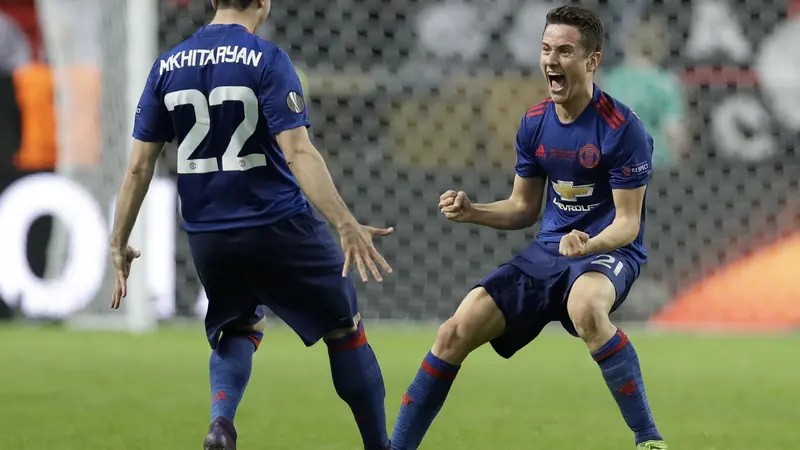 Gelandang Manchester United, Ander Herrera (kanan), rayakan gol Henrikh Mkhitaryan ke gawang Ajax Amsterdam pada final Liga Europa di Friends Arena, Stockholm, Sweden, Kamis (25/5/2017), dinihari WIB. Herrera jadi pemain terbaik laga tersebut. 