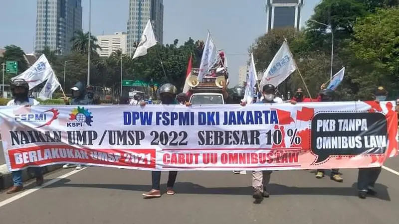 Puluhan ribu buruh yang tergabung dalam Konfederasi Serikat Pekerja Indonesia (KSPI) melakukan aksi unjuk rasa yang dilakukan serentak di 24 Provinsi dan melibatkan 100 kabupaten/kota di seluruh Indonesia, Selasa (26/10/2021).