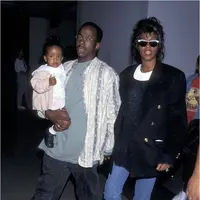 Bobbi Kristina, Bobby Brown, dan Whitney Houston saat masih bersama-sama (via okmagazine.com)