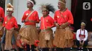 Presiden Joko Widodo atau Jokowi menyaksikan perwakilan anak-anak sekolah dasar dari Papua menari saat diundang ke Istana Merdeka, Jakarta, Jumat (11/10/2019). Pertemuantersebut digelar dalam suasana santai di beranda belakang Istana Merdeka. (Liputan6.com/Angga Yuniar)