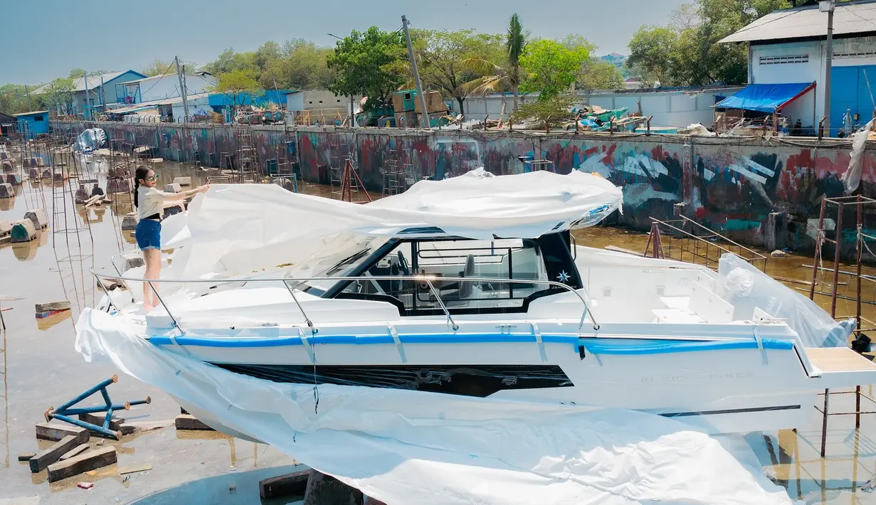 <p>Prilly menghadiahi diri sendiri dengan Yacht. "Unboxing kado dari aku untuk aku 😋 Finally! My First Yacht!" (Foto: Instagram/ prillylatuconsina96)</p>