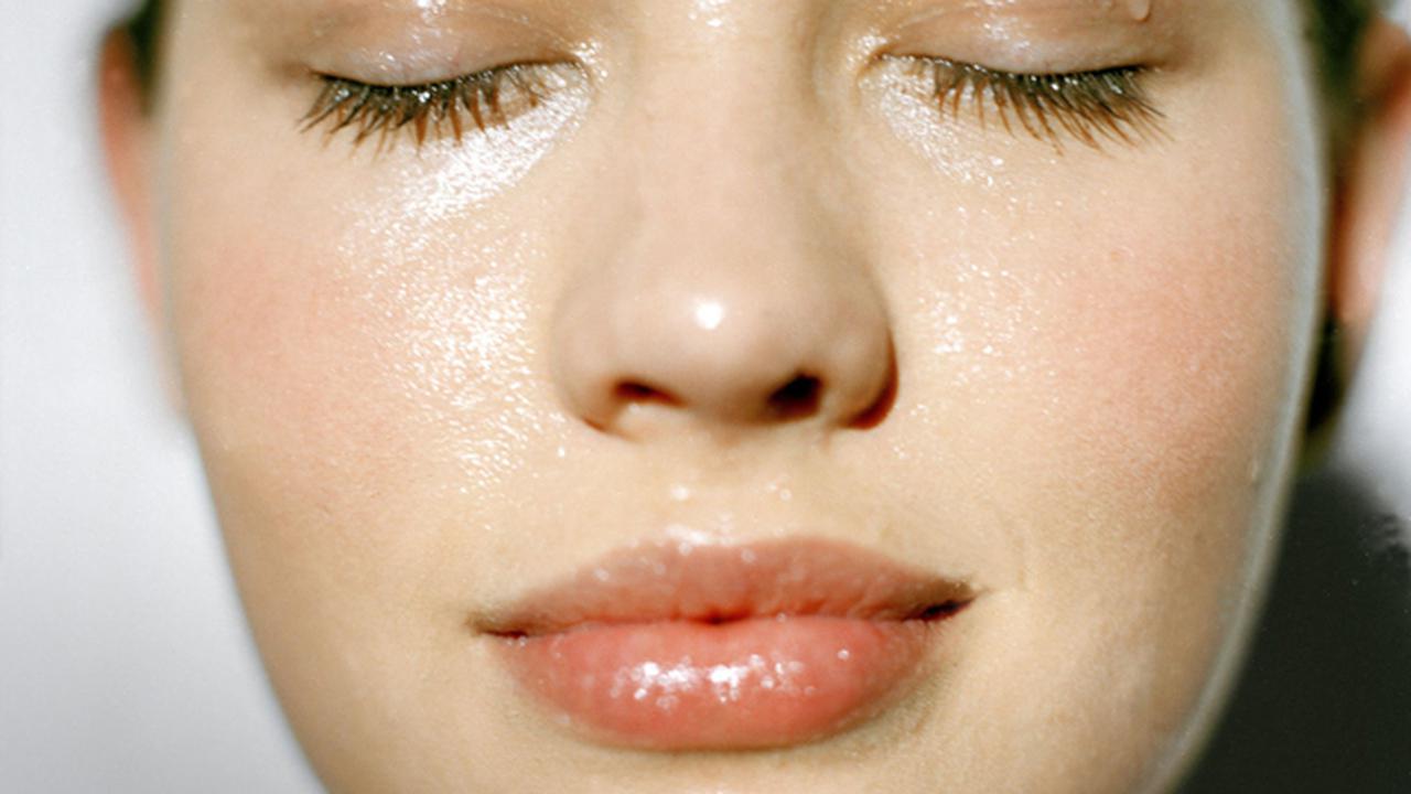 Membersihkan kulit wajah