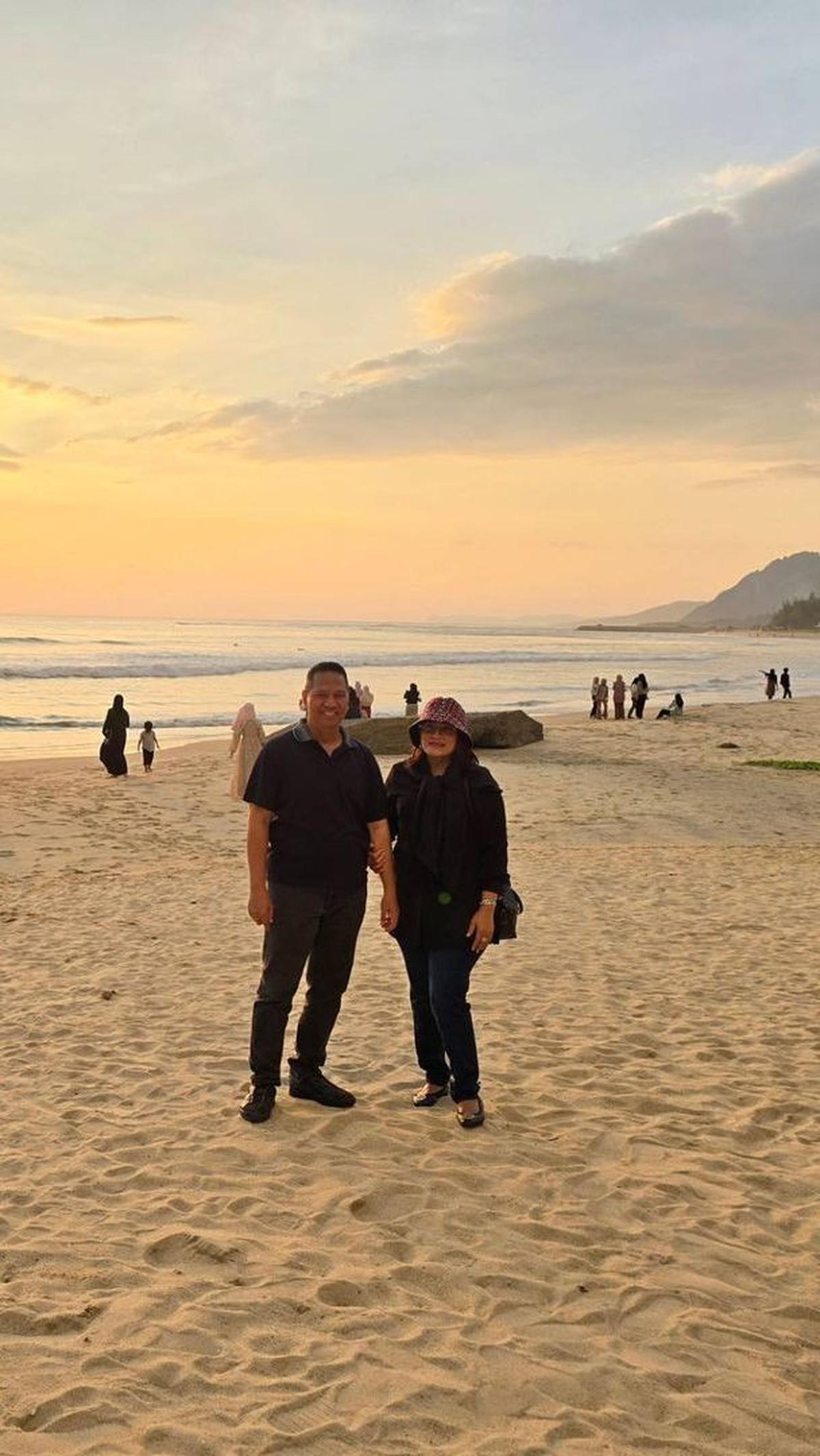 Potret romantis Kombes Bhirawa dan istri menikmati matahari terbenam di Pantai Lampuuk, Banda Aceh.<br>