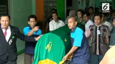 Jenazah Julia Perez alias Jupe baru saja diberangkatkan dari Rumah Sakit Cipto Mangunkusumo (RSCM) ke rumah duka di Raffles Hills, Cibubur.