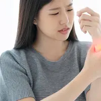 Waspadai gejala-gejala asam urat yang kapan saja bisa menyerang kamu tanpa bisa disadari. Untuk itu baca dan pahamilah 4 gejala ini agar terhindar dari serangan asam urat secara tiba-tiba. (Sumber: Freepik/Lifestylemem).