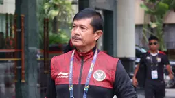 Pelatih Timnas Indonesia U-22, Indra Sjafri, saat meninggalkan Hotel Phnom Penh menuju Stadion Olympic, Phnom Penh, Selasa (16/05/2023). Mereka akan menjalani partai final SEA Games melawan Thailand. (Bola.com/Abdul Aziz)