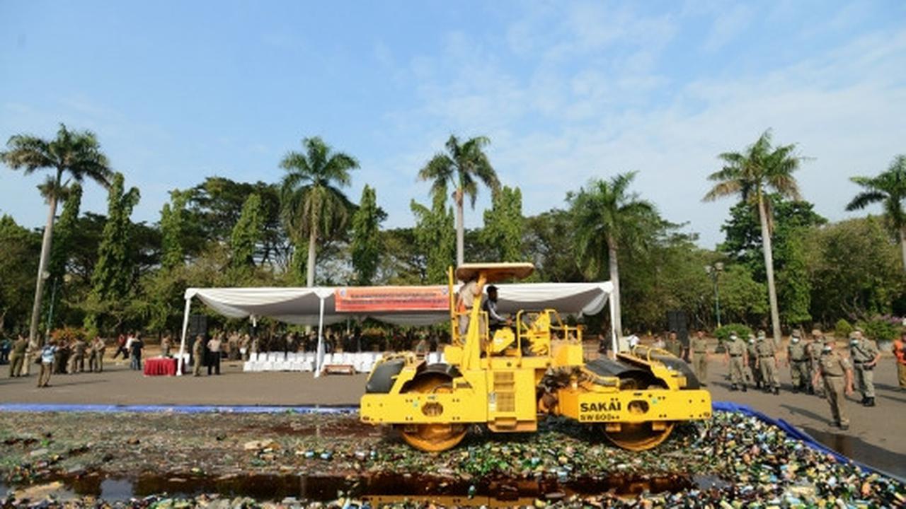 Pemusnahan 11.321 botol miras ilegal di Monas