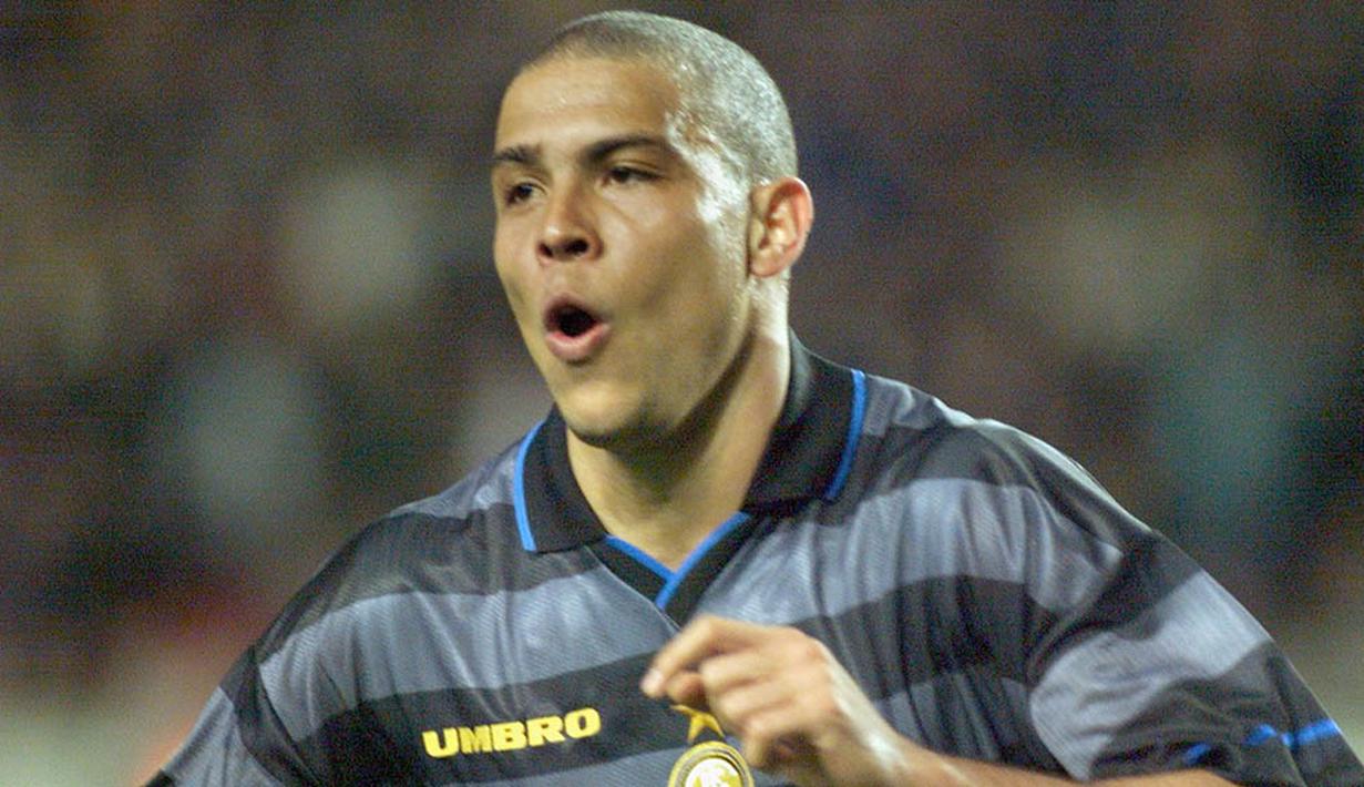 7. Ronaldo (Inter Milan), tak ada oranng yang meragukan kemampuan gocekan pria asal Brasil ini. Il Phenomenon merupakan salah satu pesepak bola terbaik yang pernah ada di dunia. (AFP/Eric Cabanis)