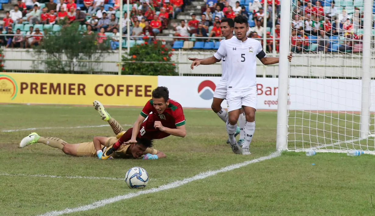 Gelandang Timnas Indonesia U-19, Egy Maulana Vikri terjatuh saat bertanding melawan Thailand pada Piala AFF U-18 di Stadion Thuwanna, Yangon, Jumat (15/9). Thailand menang adu penalti 3-2. (Liputan6.com/Yoppy Renato)