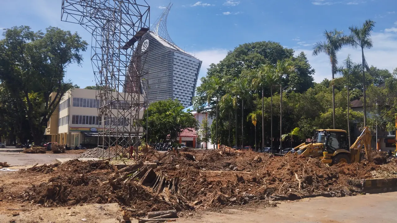 Penebangan pohon di kampus UNM