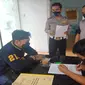 Pelaku pemalsuan dokumen dari KTP, SIM sampai kartu vaksin saat diperiksa di Mapolres Malang Kota (Humas Polresta Malang Kota)