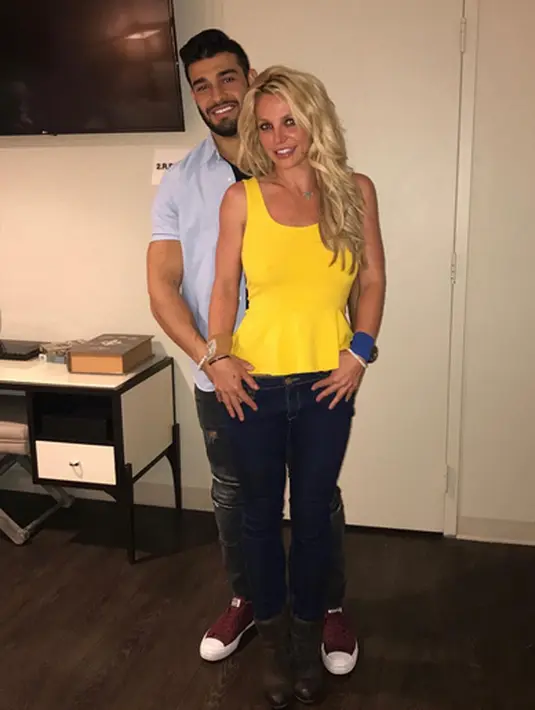 Bersama kekasihnya, Britney memang sering menghabiskan waktu dan liburan bareng. Namun kabar terbaru tersiar bahwa keduaya telah melangsungkan pernikahan secara diam-diam. (Instagram/britneyspears)