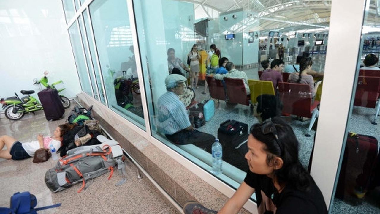 Wajah resah ribuan wisatawan terlantar di Bandara Ngurah Rai