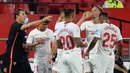 Pelatih Sevilla, Julen Lopetegui, memberikan arahan kepada pemainnya saat menghadapi Eibar pada laga lanjutan La Liga pekan ke-34 di Estadio Ramon Sanchez Pizjuan, Selasa (7/7/2020) dini hari WIB. Sevilla menang 1-0 atas Eibar. (AFP/Cristina Quicler)