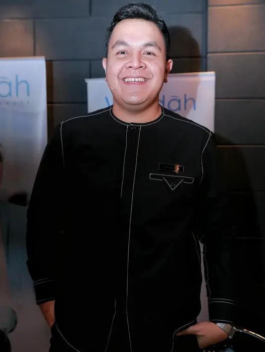 "Saya berimajinasi seperti saya membuka lembar demi lembar foto hitam putih. Foto-foto itu mengembalikan semua ingatan saya tentang warna realnya," ujar Tulus. (Adrian Putra/Bintang.com)