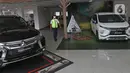 Sejumlah unit mobil baru berada di salah satu showroom penjualan Mitsubishi kawasan Mampang, Jakarta, Senin (19/10/2020). Menkeu, Sri Mulyani, telah menegaskan menolak usulan yang dilayangkan Kementerian Perindustrian terkait pajak 0 persen untuk pembelian mobil baru. (Liputan6.com/Herman Zakharia)