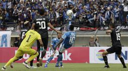 Striker Persib Bandung, Ezechiel N'Douasel, melepaskan tendangan salto saat melawan TIRA Persikabo pada laga Piala Presiden 2019 di Stadion Si Jalak Harupat, Bandung, Sabtu (2/3). Persib kalah 1-2 dari TIRA. (Bola.com/Yoppy Renato)