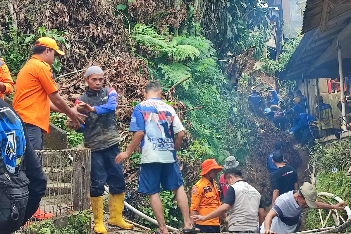 Hujan lebat yang mengguyur Kabupaten Bogor, Jawa Barat, sejak Sabtu (5/7/2025) sore hingga malam, memicu banjir dan longsor. (Istimewa)