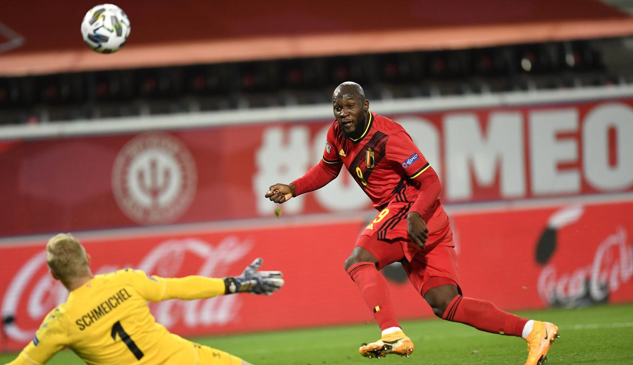 Penyerang Belgia, Romelu Lukaku, berusaha mencetak gol ke gawang Denmark pada laga lanjutan UEFA Nations League di Stadion Den Dreef, Kamis (19/11/2020) dini hari WIB. Belgia menang 4-2 atas Denmark. (AFP/John Thys)