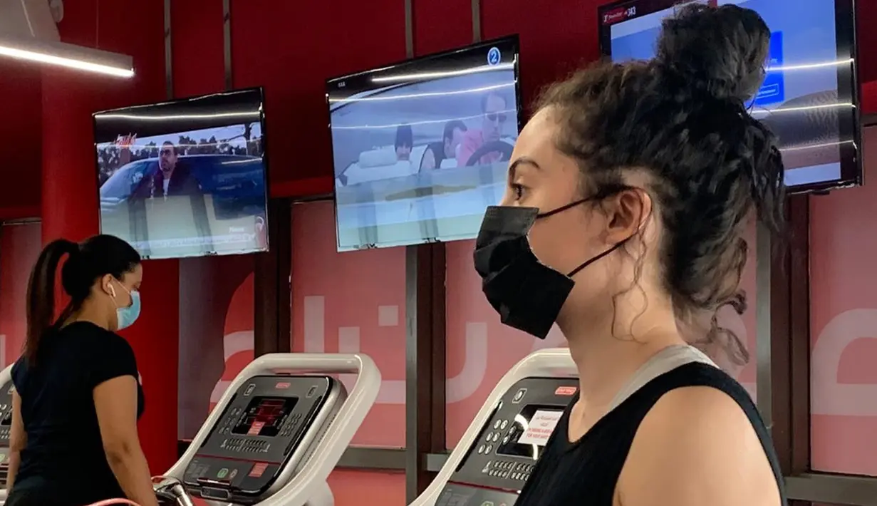 Seorang wanita mengenakan masker berlatih di sebuah gym di Riyadh, Arab Saudi (23/6/2020). Pemerintah Arab Saudi mulai membuka kembali kegiatan perekonomian setelah melonggarkan lockdown Covid-19. (AFP Photo/Rania Sanjar)