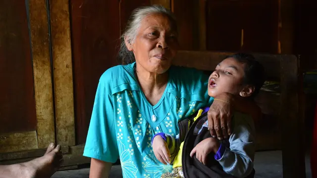 Kakek dan nenek miskin di Gunungkidul merawat cucunya yang lumpuh polio. (Foto: Liputan6.com/Hendro Ary Wibowo)