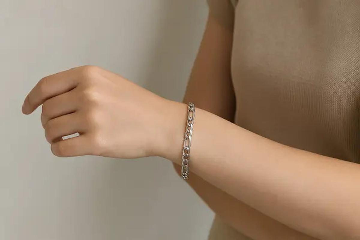 10 Model Gelang Rantai Titanium Terbaru, Jadi Perhiasan Wanita yang Hits untuk Segala Usia di 2025