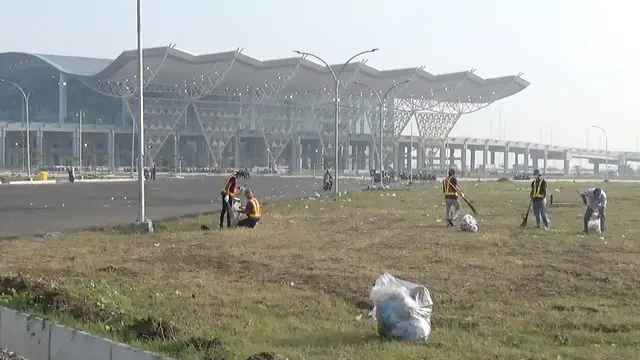 Bandara internasional Jawa Barat Kertajati menjadi sorotan setelah lingkungannya dipenuhi sampah. Hal ini disebabkan karena warga banyak yang membuang sampah tidak pada tempatnya.