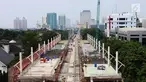 Suasana pemasangan rel kereta proyek pembangunan MRT di Jakarta, Selasa (31/10). Pembangunan fisik Mass Rapid Transit (MRT) Jakarta fase 1 hingga akhir September 2017 telah mencapai 80%. (Liputan6.com/Angga Yuniar)