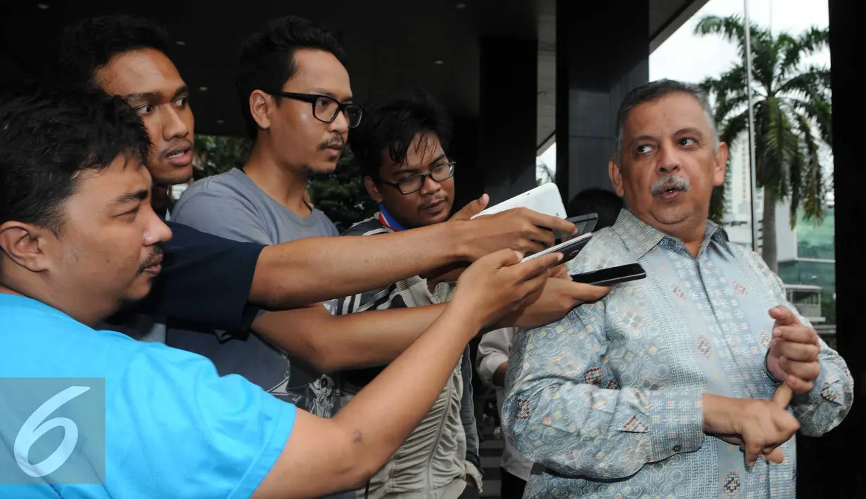 Dirut PT PLN, Sofyan Basir membantah adanya permasalahan izin dalam proyek besar ini, Jakarta, Senin (30/5/2016). Sofyan menyebut kendala yang dihadapi PLN dalam proyek ini adalah masalah pembebasan lahan. (Liputan6.com/Helmi Afandi)