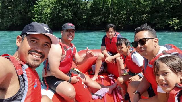 7 Potret Liburan Ringga Agus Rahman di Swiss, Seru Susuri Sungai Aare