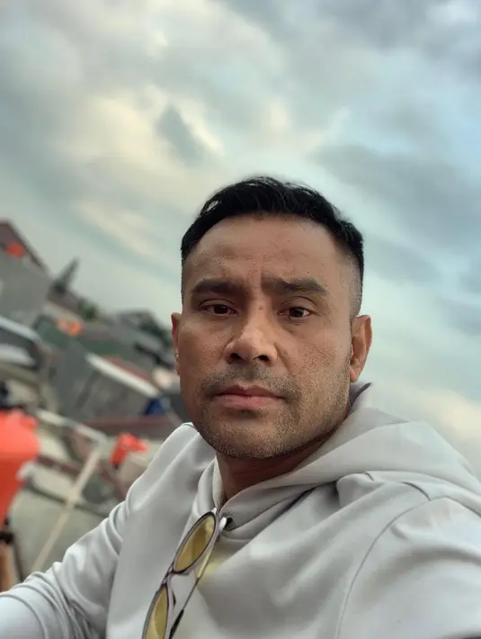 Sebelum Judika, penyanyi Ari Lasso pernah mengalami hal serupa. Lewat tayangan Youtube Channel Daniel Mananta, Judika menceritakan kondisinya saat mengalami masalah di pita suara sampai keluar darah saat berdahak. (Instagram/jud1ka)