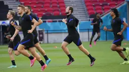 Para pemain Belanda mengikuti sesi latihan di Stadion Ferenc Puskas, Budapest, Hungaria, Sabtu (26/6/2021). Belanda akan menghadapi Republik Ceko pada pertandingan babak 16 besar Euro 2020. (AP Photo/Darko Bandic)