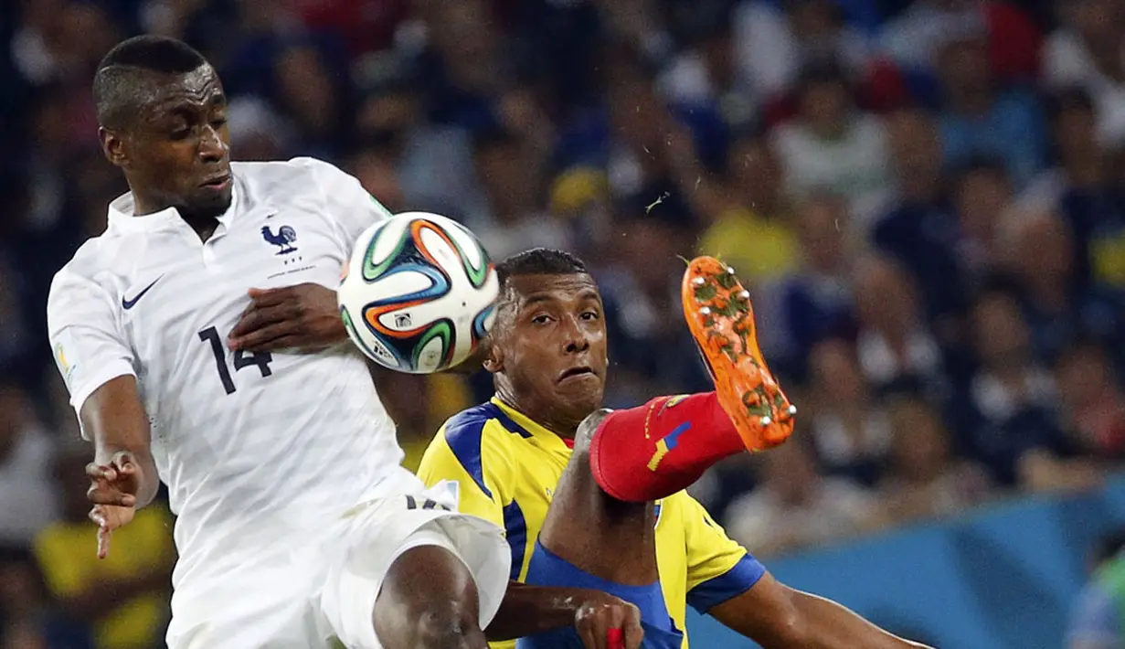 Gelandang Perancis, Blaise Matuidi (kiri), berebut bola dengan pemain Ekuador, Oswaldo Minda, saat berlaga di penyisihan Piala Dunia 2014 Grup E di Stadion Maracana, Rio de Janeiro, (26/6/2014). (REUTERS/Sergio Moraes)