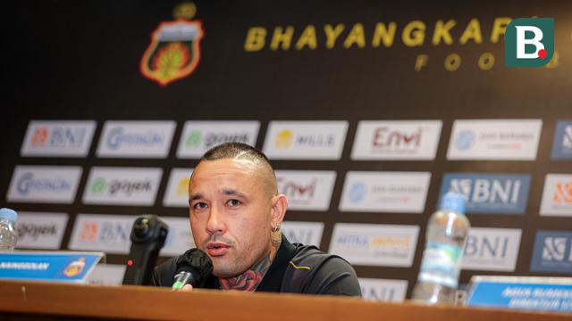 Foto: Direkrut dengan Harga Fantastis, Radja Nainggolan Resmi Dikenalkan Bhayangkara FC untuk Putaran Kedua BRI Liga 1 2023/2024