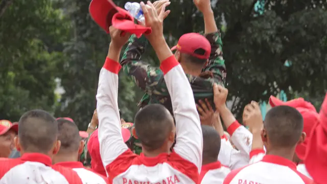 Di penghujung latihan gabungan pada Kamis (9/8/2018), pelatih Paskibraka 2018, Kapten Infanteri Teguh Widakdo merayakan ulang tahunnya yang ke-30 (Foto: M Fajri Erdyansyah)