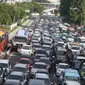 Kendaraan terjebak kemacetan di kawasan Matraman, Jakarta, Senin (13/2). (Liputan6.com/Immanuel Antonius)