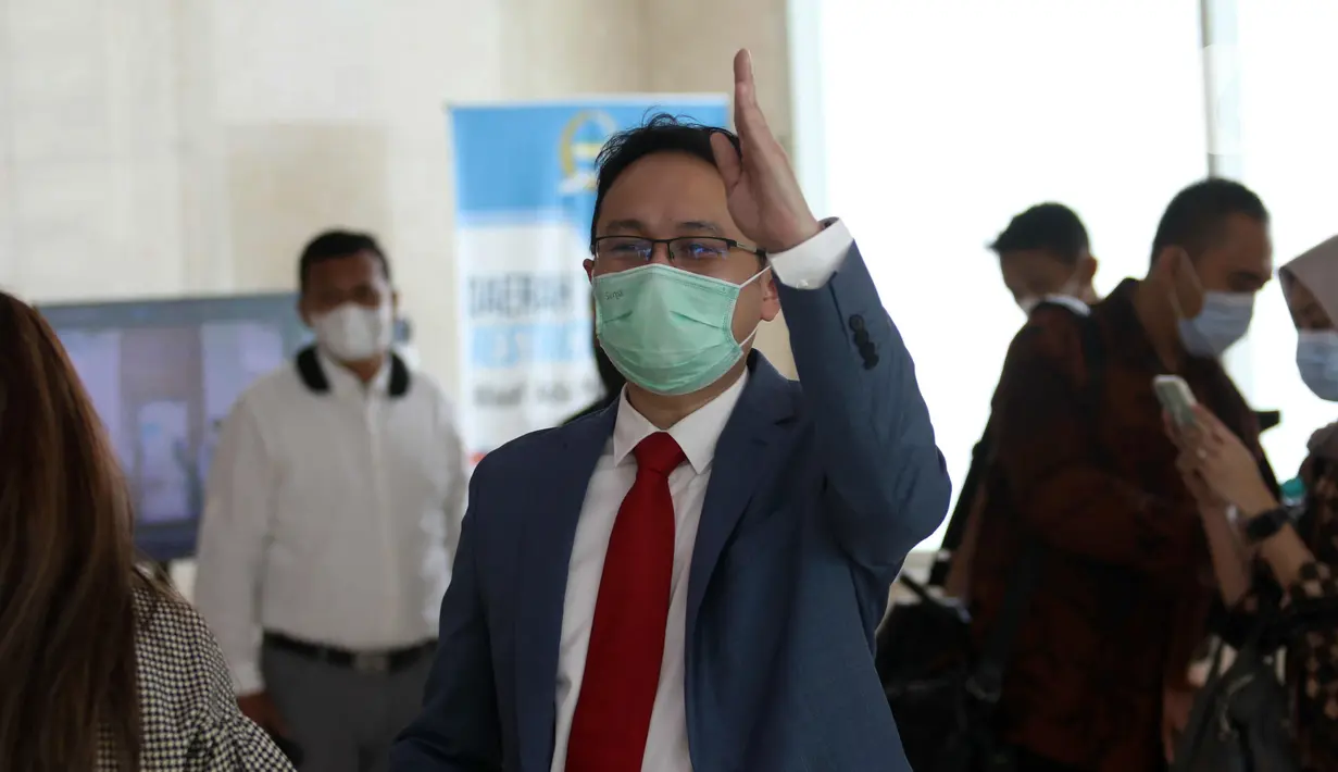 Wakil Menteri Perdagangan Jerry Sambuaga keluar ruang sidang paripurna DPR di Jakarta, Selasa (23/3/2021). DPR menunda Pembicaraan Tingkat II/Pengambilan Keputusan RUU Pengesahan Persetujuan Kemitraan Ekonomi Komprehensif Antara Republik Indonesia dan Negara-Negara EFTA. (Liputan6.com/Angga Yuniar)