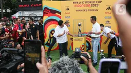 Trofi Piala Dunia U-17 2023 yang ditutupi kain hitam, dibuka Erick Thohir dan Heru Budi untuk menunjukkan lambang supremasi turnamen U-17 itu kepada warga. (Liputan6.com/Faizal Fanani)