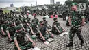Kepala Staf Angkatan Darat (KSAD) Jenderal Dudung Abdurachman (kanan) meninjau pasukan usai memimpin Apel Gelar Pasukan Jajaran TNI AD di Lapangan Monas, Jakarta, Selasa (25/1/2022). Pasukan TNI AD dan Alutsista dipamerkan saat mengikuti gelar apel pasukan. (Liputan6.com/Faizal Fanani)