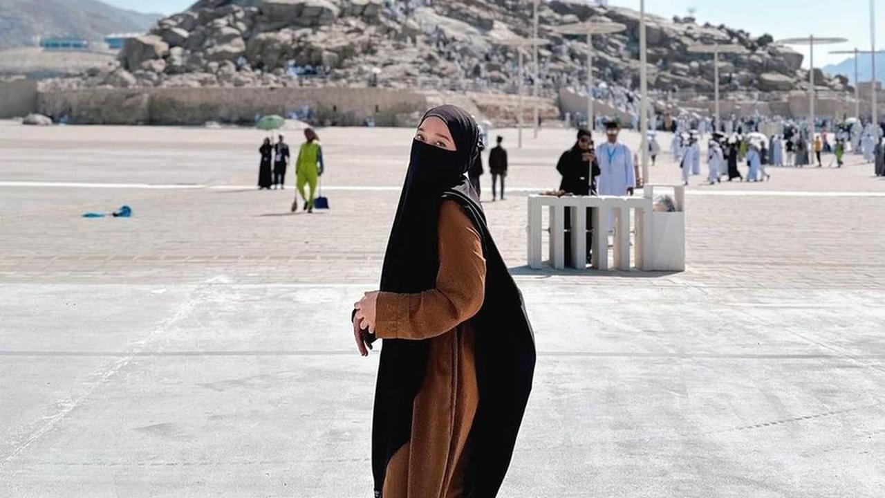 Didoakan Segera Bertemu Jodoh, 8 Foto Cantik Ririe Fairuz Saat Umrah di Tanah Suci