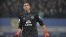 Kiper Everton, Joel Robles terlihat senang dengan kemenangan atas Manchester City pada leg pertama semi-final Piala Liga Inggris di Stadion Goodison Park, Liverpool, Rabu (6/01/2016). (AFP Photo/Paul Ellis)