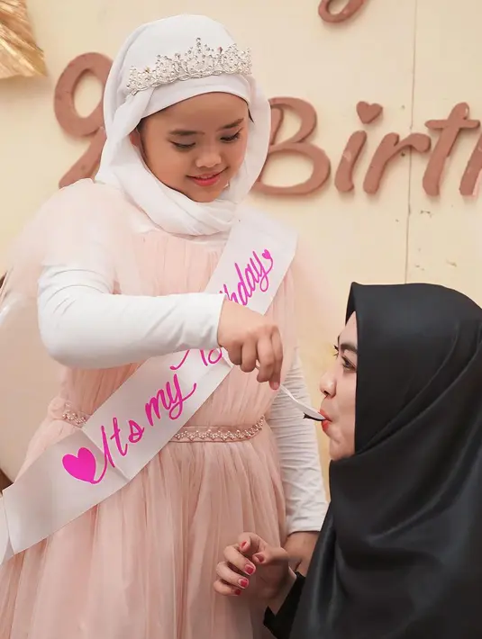 Maryam tampak begitu bahagia diperayaan ultahnya. Setelah potong kue, Maryam menyuapi sang ibunda dengan sayang. [Instagram/okisetianadewi]
